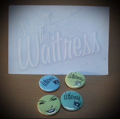 Paquete The Waitress :: 1 calca, 4 pins