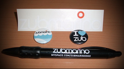 Paquete Zubmarino :: 1 calca, 1 pluma, 2 pins
